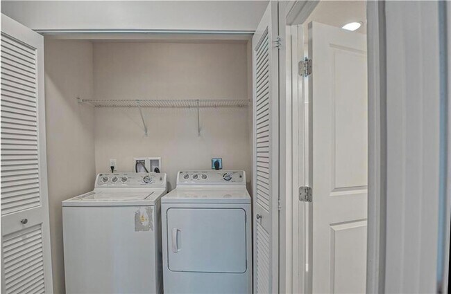 Building Photo - 403 Pointe View Dr