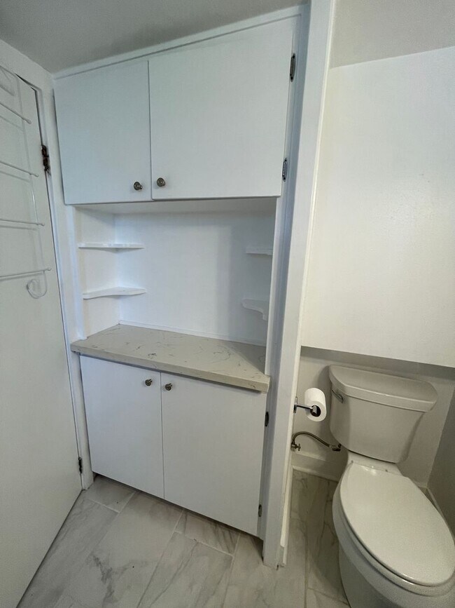 Building Photo - Adorable bungalow with a yard in a fantastic SE location!