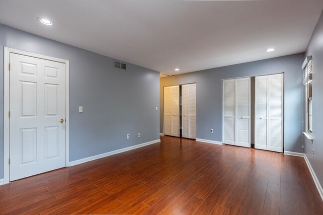 Building Photo - 2 bed 2.5 bath