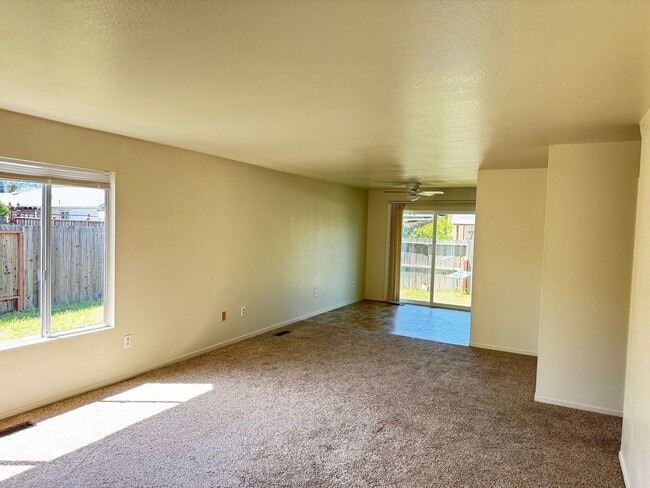 Building Photo - Charming 3 bedroom 1.5 bathroom Two story Town House with an attached garage.