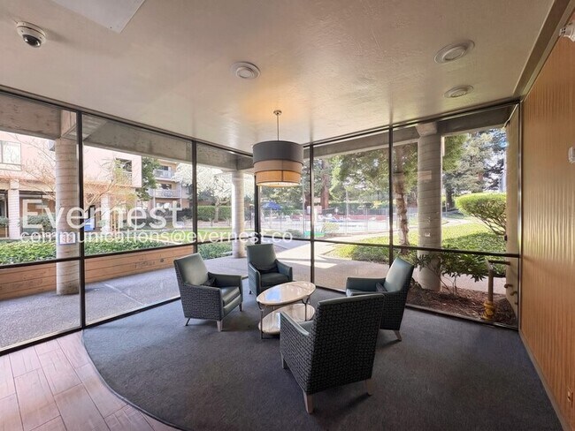 Building Photo - 320 N Civic Dr