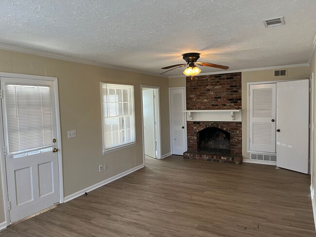 Building Photo - **UPCOMING**3 bedroom / 2 bathroom Home fo...