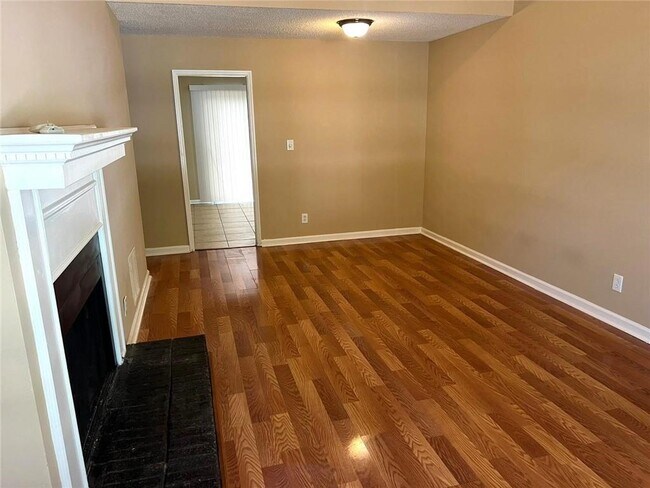 Building Photo - 8019 Woodlake Dr