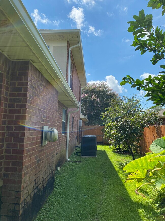 Building Photo - 9047 Orlando Ave