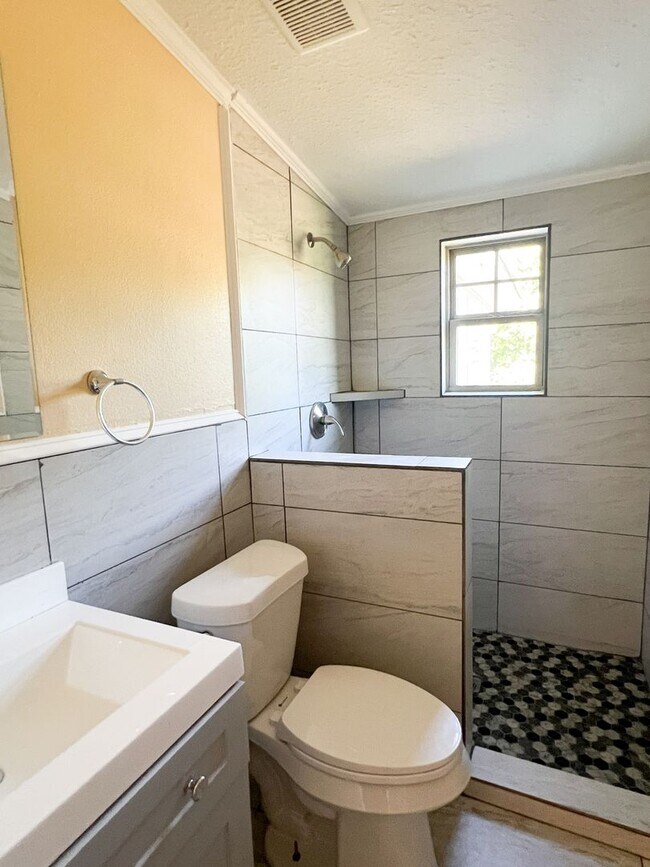 Building Photo - Remodeled 5 Bed | 2 Bath Mobile Home on Ha...