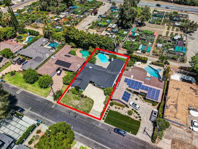 Building Photo - BEAUTIFULLY REMODELED, 5BD/4BA ENTERTAINER...