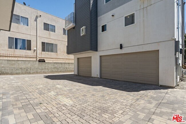Building Photo - 6119 Fountain Ave