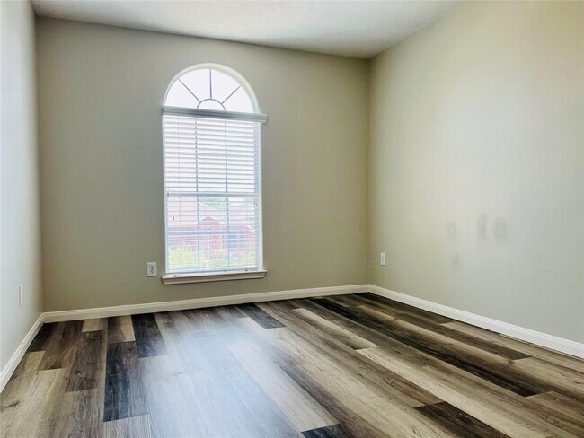 Building Photo - 13715 Branford Greens Dr