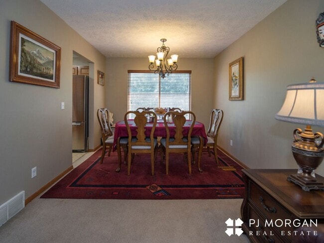 Building Photo - 4 bedroom, 3 bathroom - Available 10/14