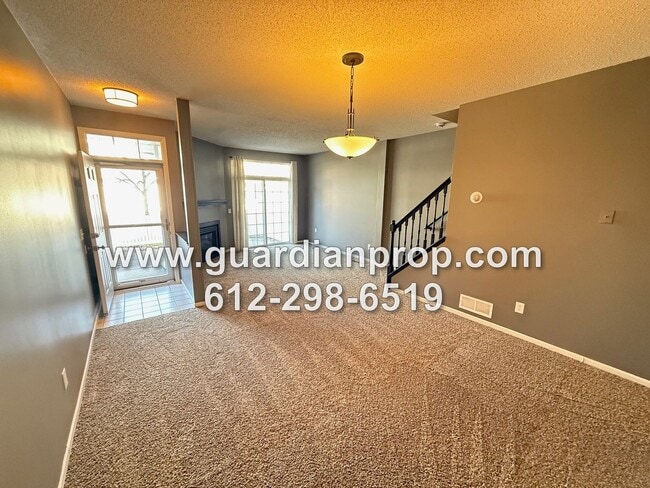 Building Photo - Woodbury Townhouse Available Now, Open Flo...