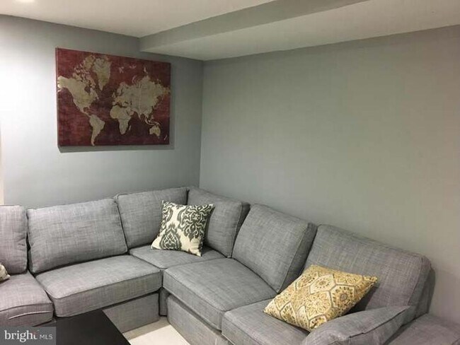 Building Photo - Spacious Townhome with Off Street Parking