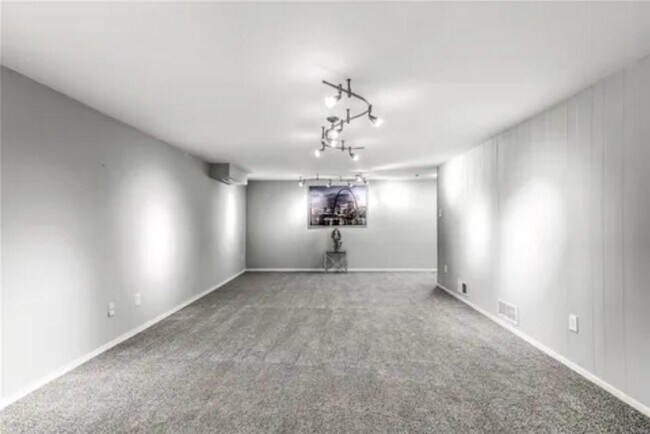 Building Photo - 252 Glandore Dr