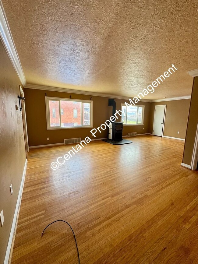 Building Photo - 5 bedroom 3 bath house with fenced yard