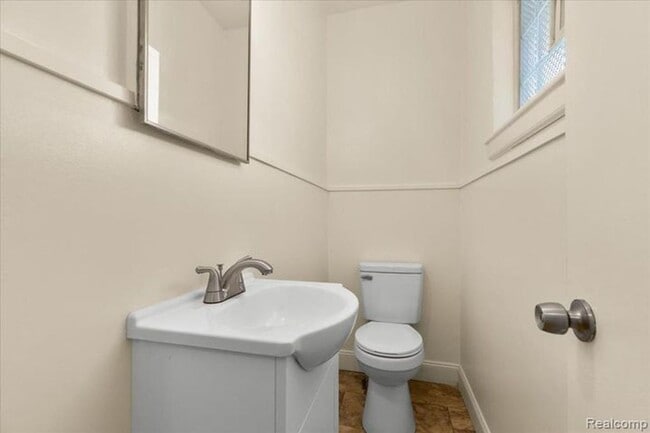 Building Photo - 10343 N Oak Dr