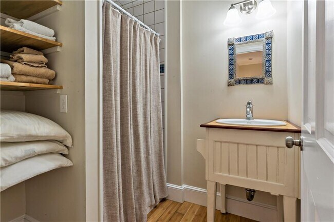 Building Photo - 6 Gladding Ct