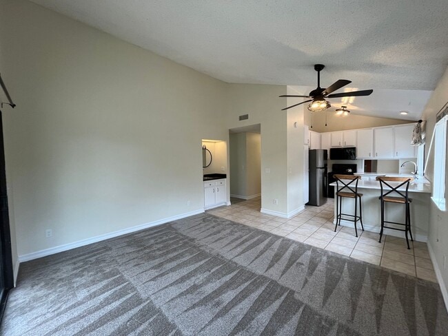Building Photo - MOVE-IN READY 3+2 w/all appliances, commun...
