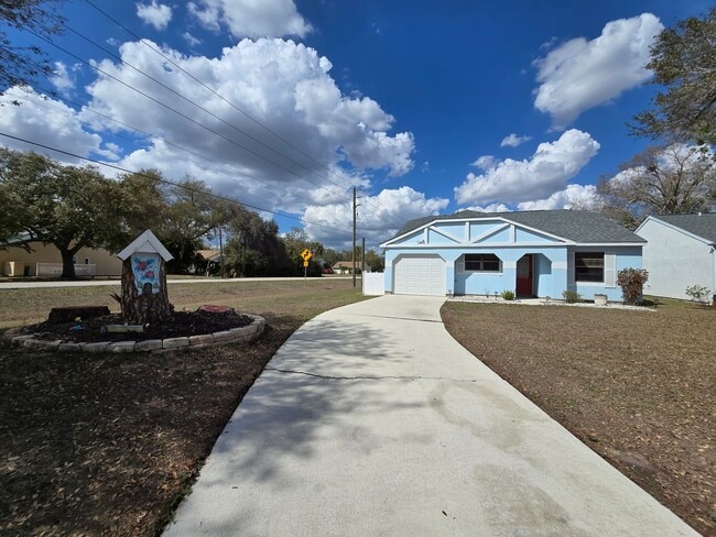 Building Photo - Charming 2 Bed / 1 Bath Annual Rental in Port Charlotte