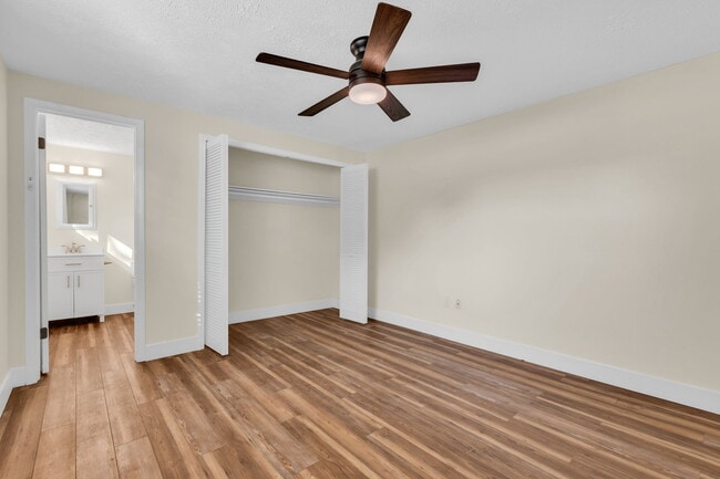 Building Photo - 4233 Mesa Dr