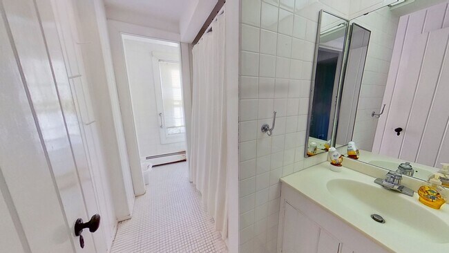 Building Photo - Cottage - FULLY FURNISHED - ALL UTILITIES INCLUDED