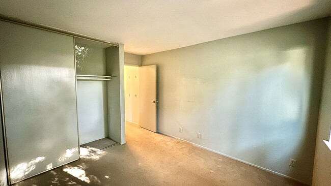 Building Photo - Incredibly Peaceful Apartment in an Urban Oasis in Emeryville!