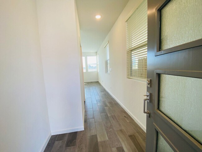 Building Photo - $2,395 Alluvial & Fowler, 3 Bedroom Home -...