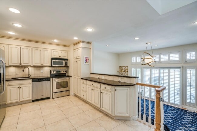 Building Photo - 100 Woodlake Dr W