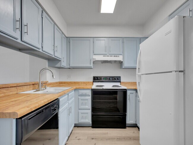 Building Photo - $1,795 // 2-Bed 1-Bath Charming Rowhome in...