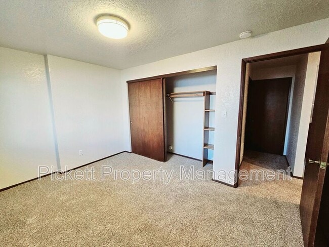 Building Photo - 4619 Beach Dr E