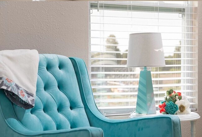 Building Photo - Large 4 bedroom 2000 sq ft home at a great value!