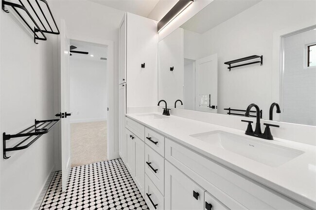 Building Photo - 1500 Sylvan Glade