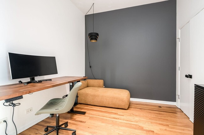 Building Photo - 2089 W Wabansia Ave