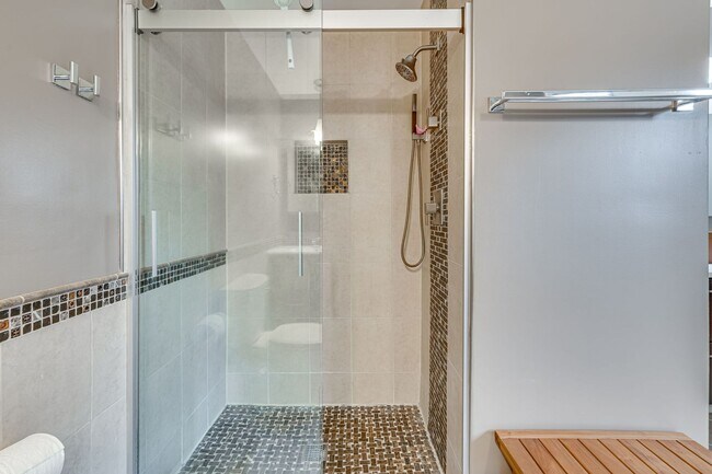 Building Photo - Charming 4 Bed SFH in Alexandria!
