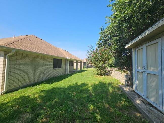 Building Photo - 4507 Twin Oaks Cir