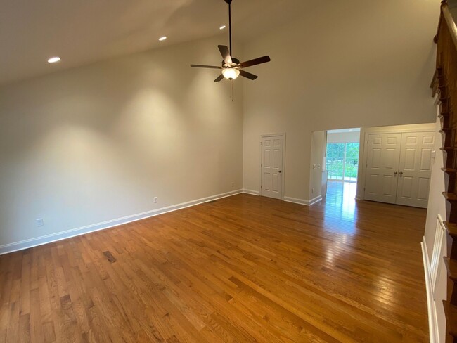 Building Photo - Pristine Duplex with Hardwood Floors and M...