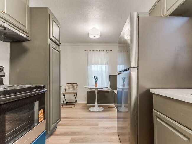 Building Photo - 411 E Showalter Dr