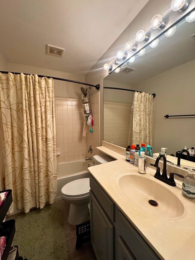 Building Photo - Well-Located 3BR, 2-Full, and 2-Half Bath Townhouse w/ One-Car Garage in Sterling, VA