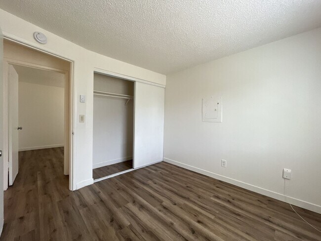 Building Photo - Spacious Corner Apartment with Three Bedrooms, Open Living Space & Modern Kitchen