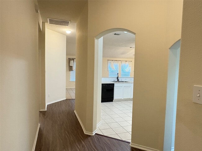 Building Photo - 9614 Ashwood Valley Dr