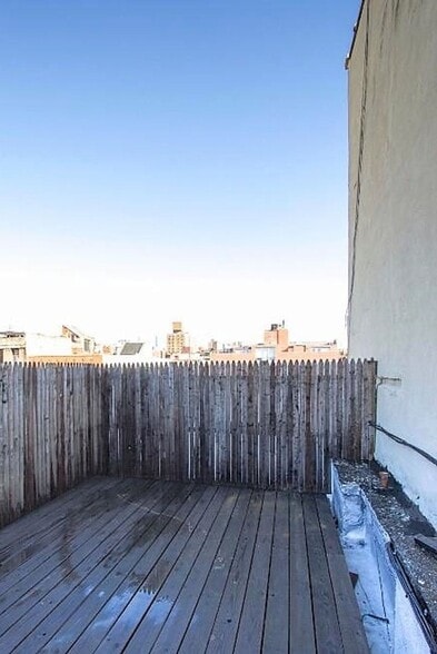 Building Photo - E 5TH ST.