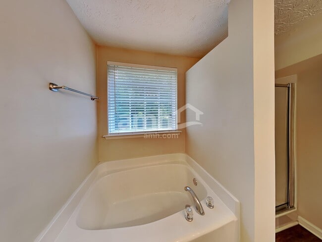 Building Photo - 327 Meadows Ln