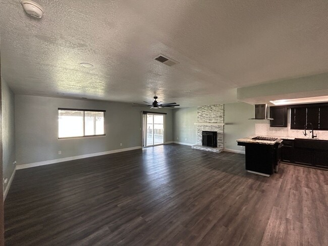 Building Photo - Don't miss out in North Hanford! 3 bedroom 2 bath with solar!