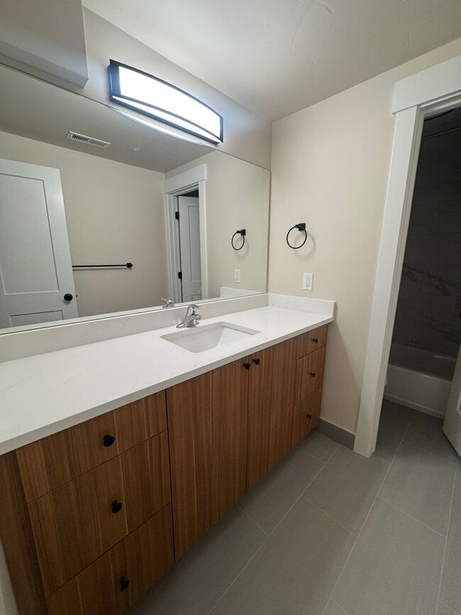 Building Photo - Beautiful Cottonwood Heights Duplex!