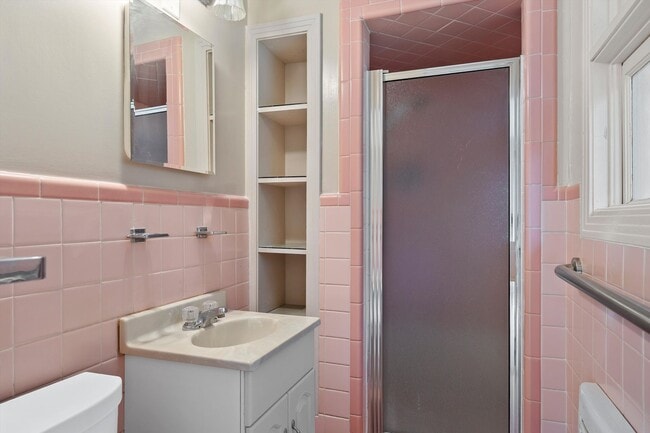 Building Photo - Private Woodway Retreat