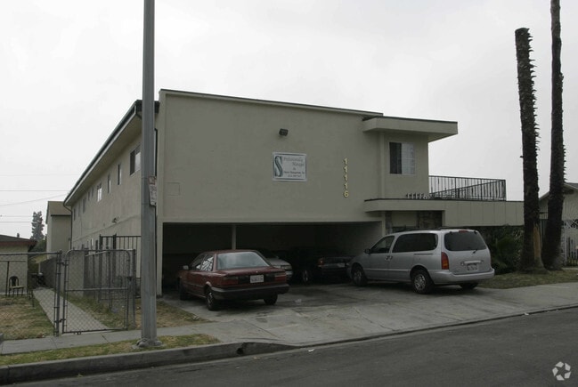 Building Photo - 11116 Berendo Avenue