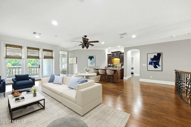 Building Photo - 2061 Crown Dr