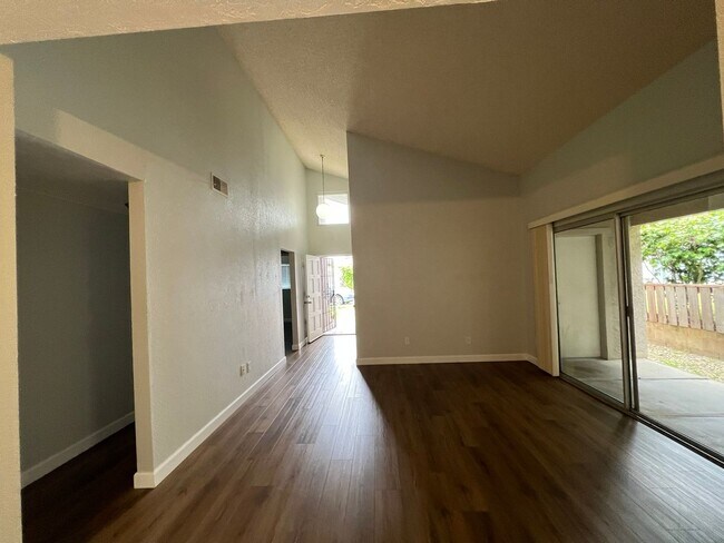 Building Photo - 470 Java St