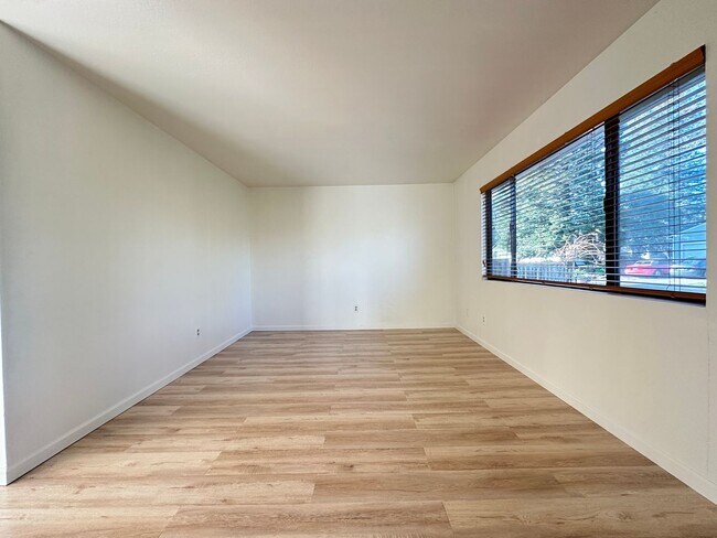 Building Photo - Beautifully Maintained Duplex in Glen Ellen