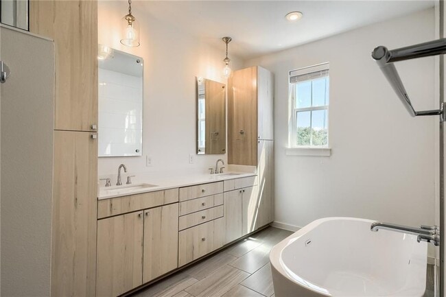 Building Photo - 2624 Metcalfe Rd