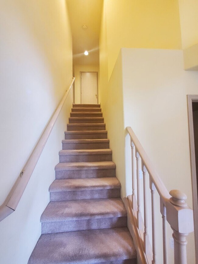 Building Photo - Bright 4BD/2.5BTH Lynnwood Home with Vault...