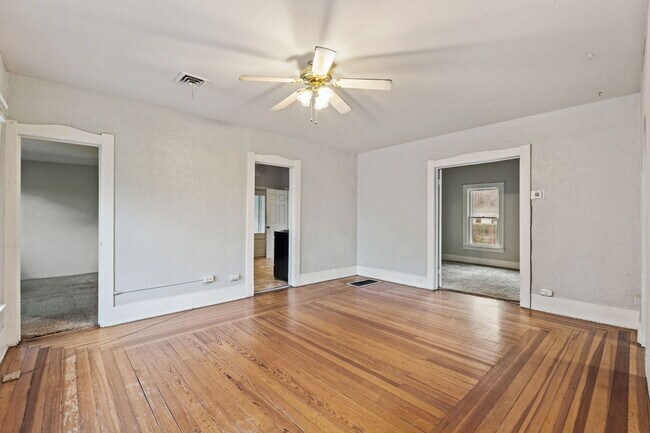 Building Photo - 1532 N Chestnut St